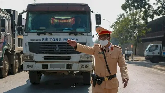 Kiểm soát xe kinh doanh vận tải hàng hóa để giảm TNGT